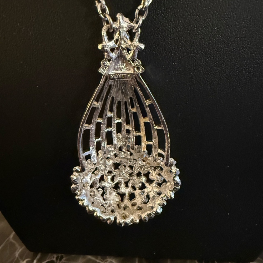 Monet Signed Flower Basket Pendant Silver Plated Vintage Necklace. Circa 1968. - Picture 4 of 7
